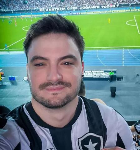 Felipe Neto em partida do Botafogo no estádio Nilton Santos