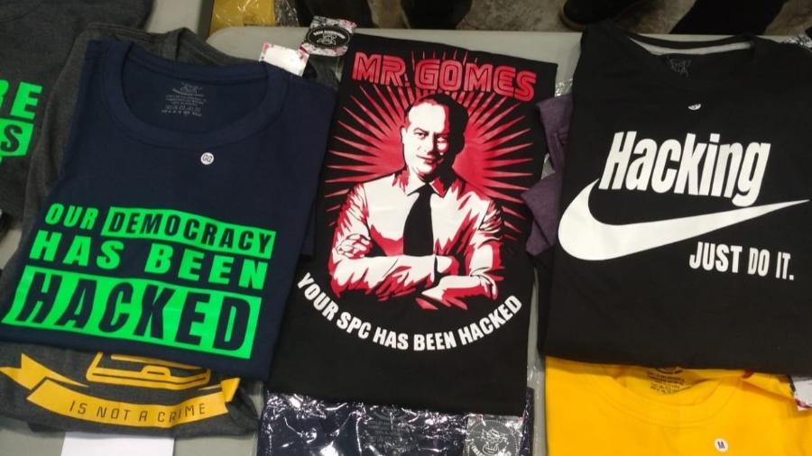 Camisetas à venda em festival hacker em São Paulo - Rodrigo Bertolotto/UOL