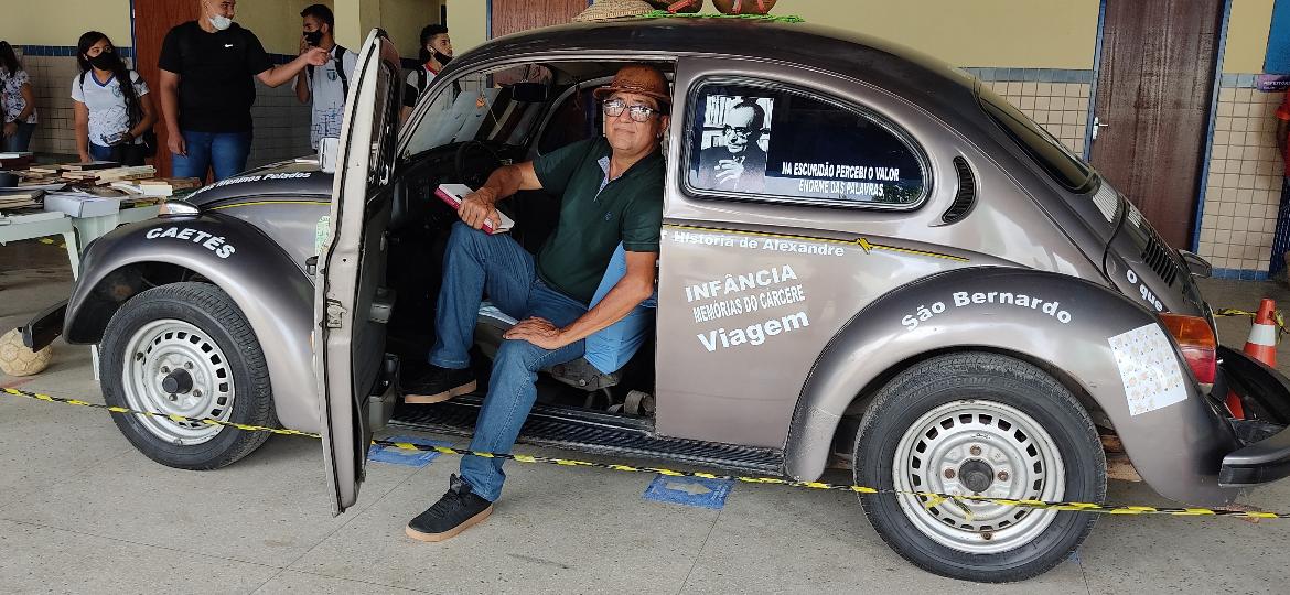 Mariano Alves de Oliveira e seu Fusca em homenagem a Graciliano Ramos - Dayane Laet/UOL