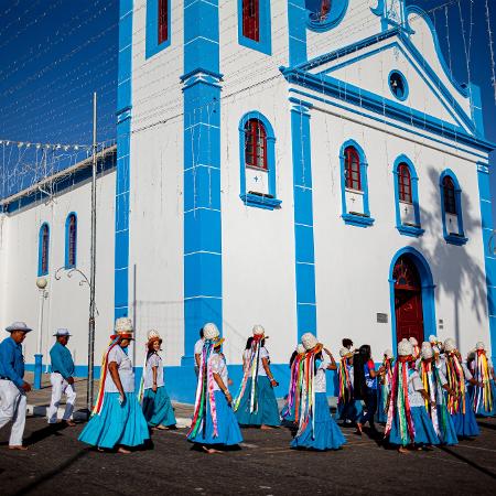 Roda de marujas e marujos circundando a Igreja de São Benedito, durante a Festividade de São Benedito em Bragança (PA).