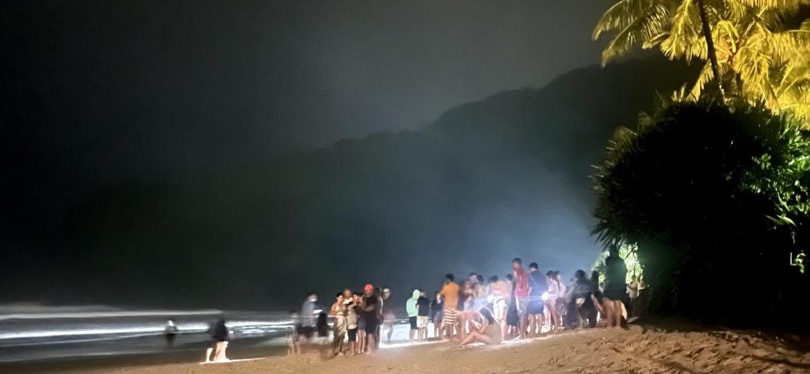 Turistas tentam sinal de internet na praia de Maresias (SP), que ficou incomunicável por dois dias, desde o temporal de sábado (18) - Tatiana Schibuola/UOL