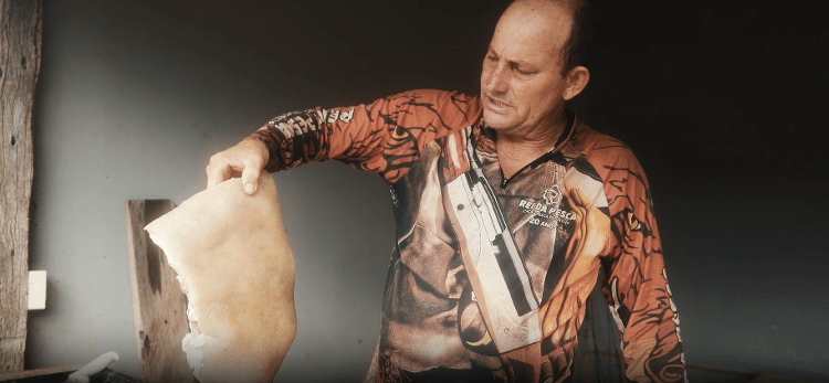 O caçador Tonho e um pedaço de carne de javali: prato cozinhado com pequi