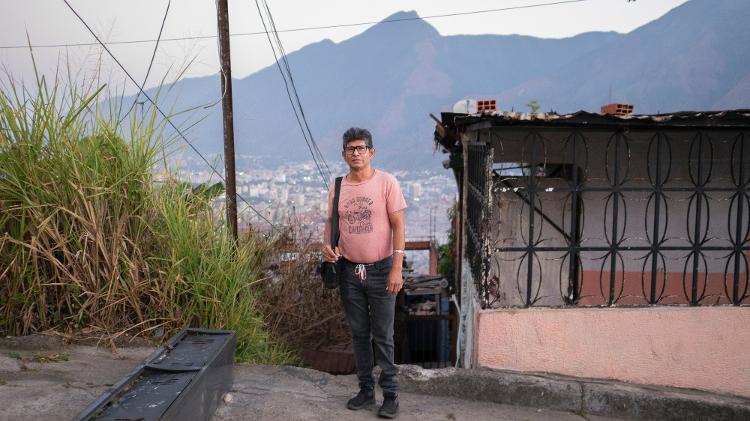 O professor Cesar Pinzones, 53, durante sua caminhada de uma hora até a escola pública onde leciona, no bairro Morro de Petare, Caracas
