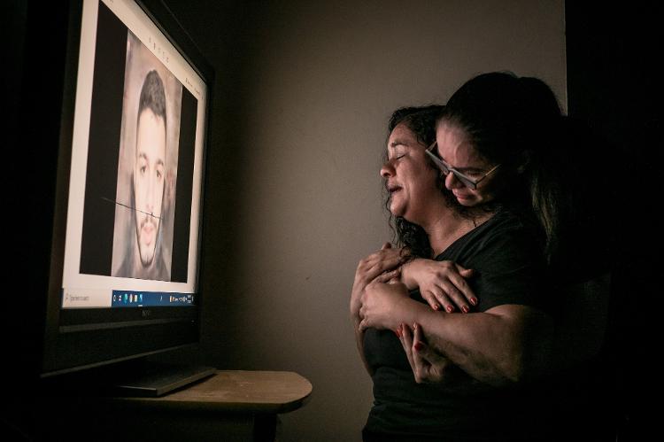 Jéssica Sales Ramos (à esq.) com a irmã Gisele Sales Ramos de Assumpção veem vídeo feito com IA de Vitor, filho de Jessica, morto em 2021 Jéssica Sales Ramos (à esq.) com a irmã Gisele Sales Ramos de Assumpção veem vídeo feito com IA de Vitor, filho de Jessica, morto em 2021