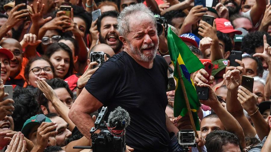 Lula na multidão em São Bernardo do Campo - Nelson Almeida/AFP