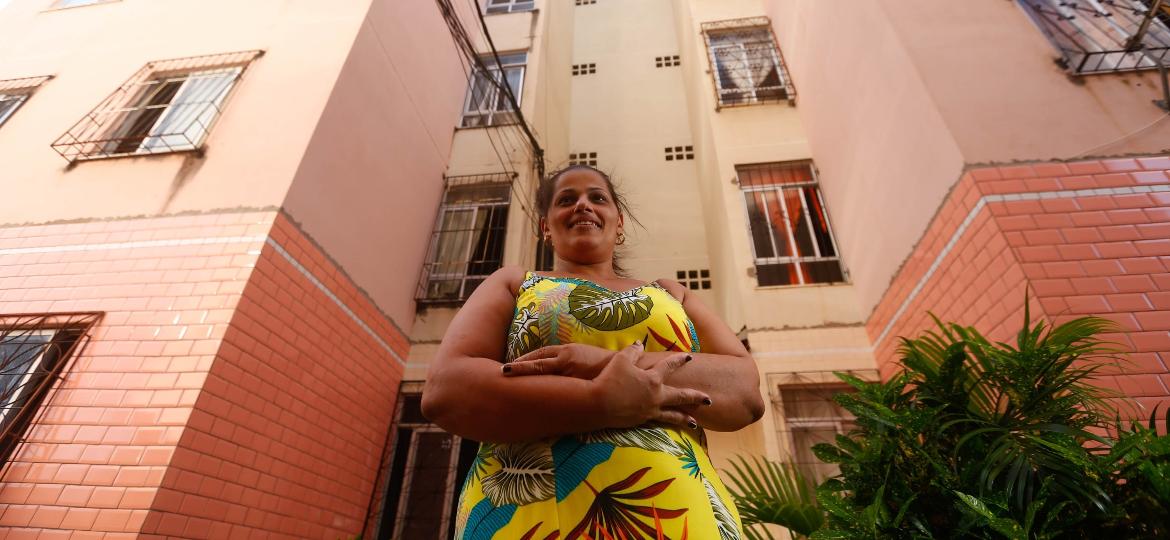 Valdirene Boaventura, 40, na frente do prédio onde vive no condomínio 27 de Abril, em Salvador - Rafael Martins/UOL