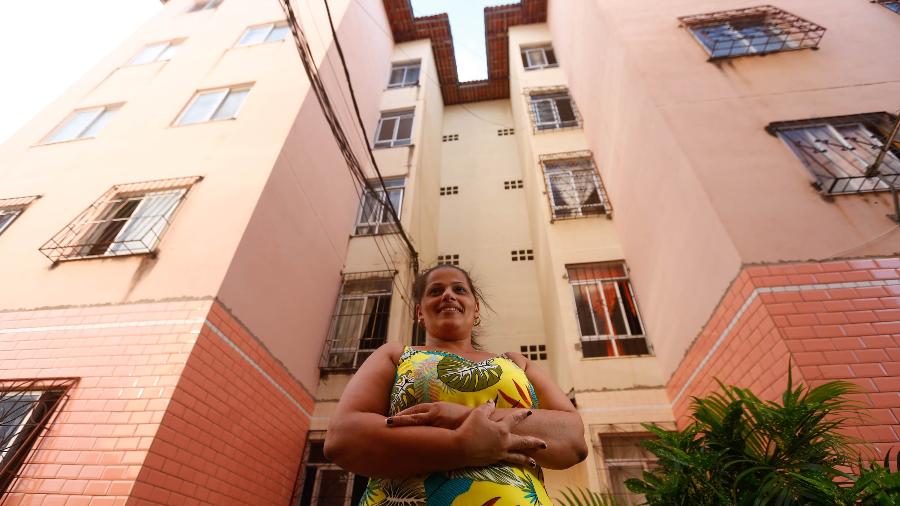 Valdirene Boaventura, 40, na frente do prédio onde vive no condomínio 27 de Abril, em Salvador - Rafael Martins/UOL