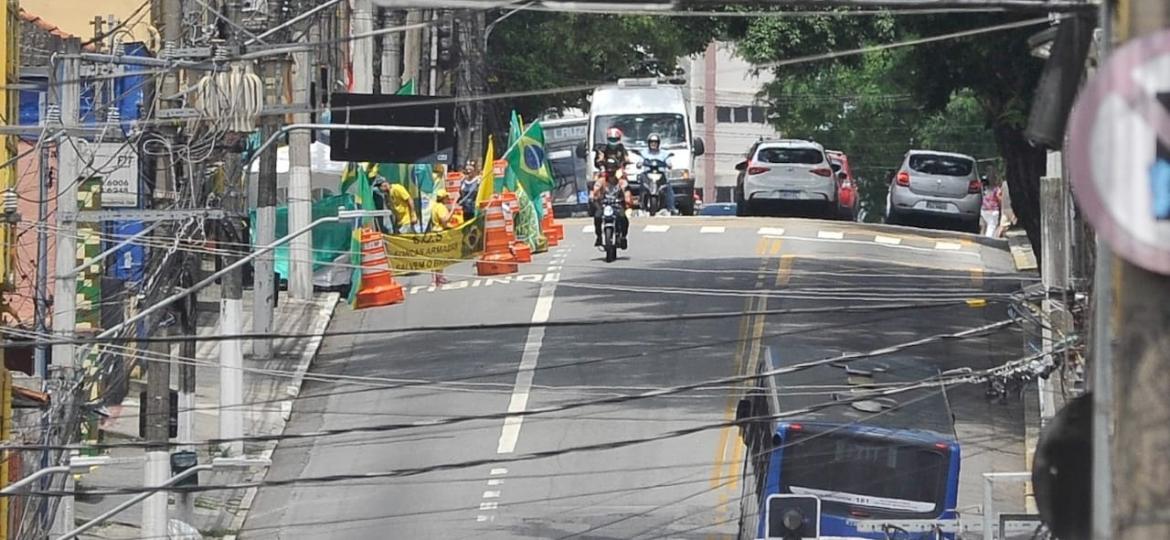 Motoqueiros desviam de manifestantes bolsonaristas em esquina da rua Alfredo Pujol, em Santana - UOL