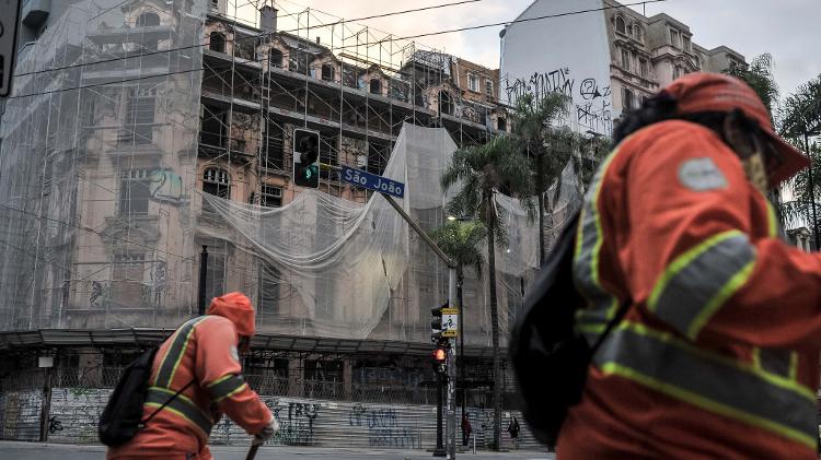 Profissionais da limpeza urbana de São Paulo reivindicam a inclusão da categoria no grupo de prioridade da vacinação - Reinaldo Canato /UOL - Reinaldo Canato /UOL