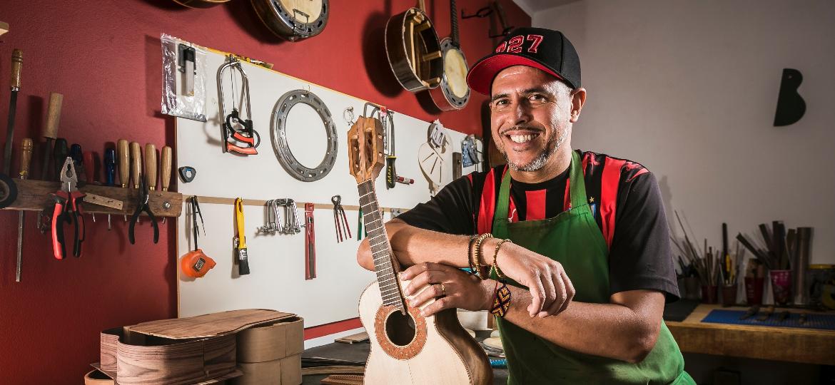 Ricardo Rabelo, o sambista luthier, em sua oficina no Grajaú, na zona sul de São Paulo - Keiny Andrade/UOL