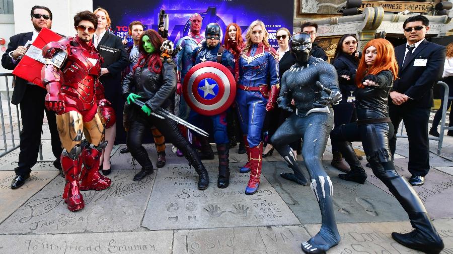 Fãs se vestem com as roupas dos personagens dos Vingadores na estreia em Hollywood - Frederic J. Brown/AFP