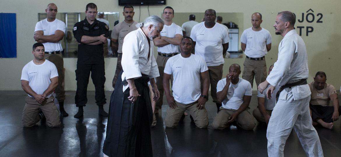 O coronel reformado Alcino Lagares, sensei de aikido, dá treinamento a agentes da Polícia Militar de Minas Gerais no curso de "Uso Adequado da Força" - Marcus Desimoni/UOL