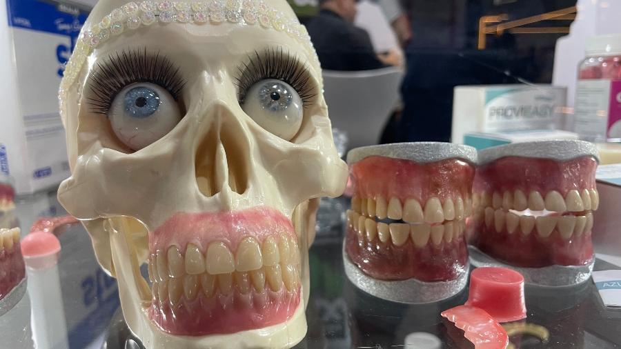 Fabricante de cera para próteses dentárias expõe seus produtos em feira da área em São Paulo - Rodrigo Bertolotto/UOL