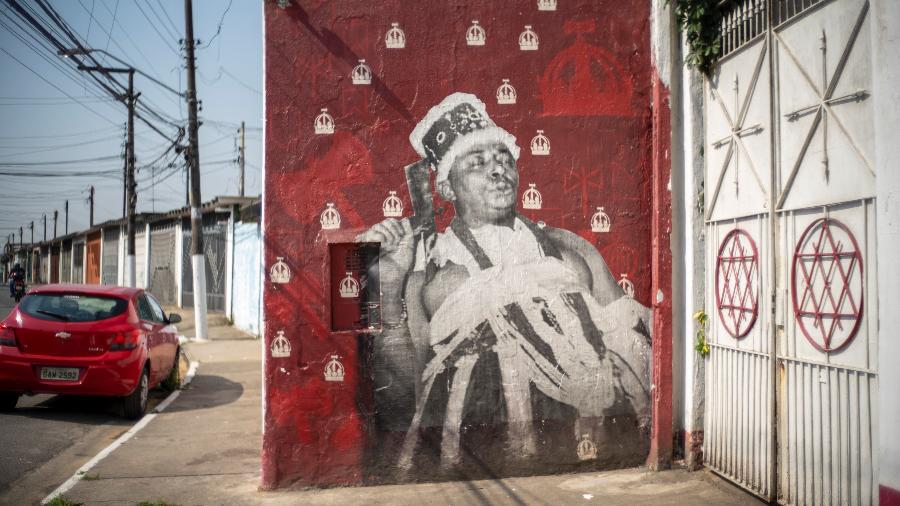 Pai Caio de Xangô retratado na fachada do terreiro de candomblé Axé Ilê Obá, localizado no bairro do Jabaquara, região sul de SP - Andre Porto/UOL