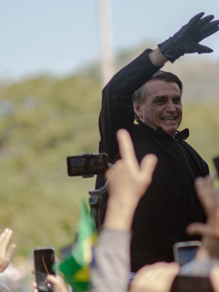 7.set.2022 | Jair Bolsonaro saúda apoiadores no Monumento dos Pracinhas, em Copacabana - Folhapress