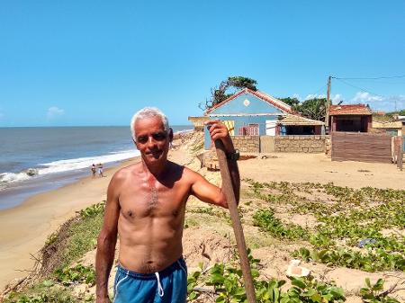 Morador de Atafona (RJ), Paulinho vive de cuidar de casas prestes a cair e do garimpo de materiais nos escombros - Mariana Costa/UOL - Mariana Costa/UOL