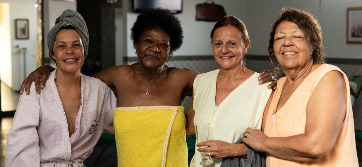 As amigas de longa data Regina Dutra, Alaíde Costa, Cássia Pereira Piccinini e Isabel Rocha Mallagutti no salão principal da sauna Termas Chuí  - Duda Gulman/UOL