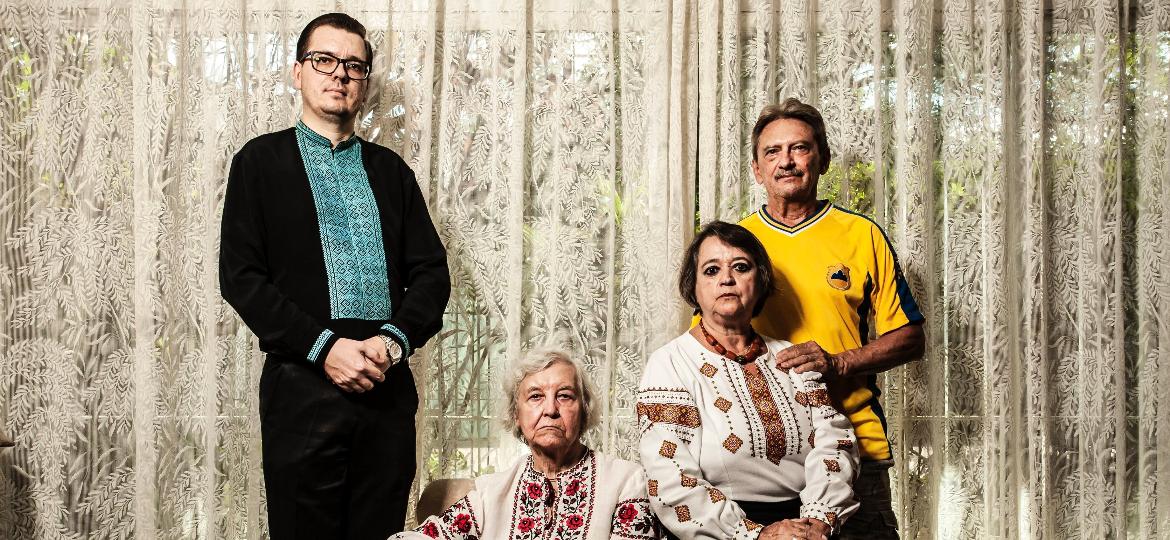 A artista plástica Ludmila Szymanskyj (sentada), Olga Samila (à dir.),seu marido Miguel Atamanczuk e, à esq., o padre Elton Estefano Wonsik - Fernando Moraes/UOL