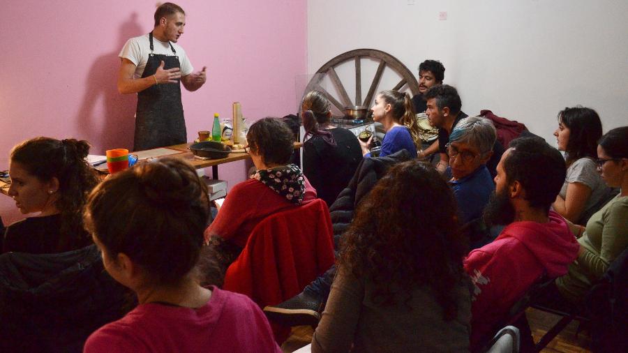 Chef dá aula com receitas de doces e salgados para público variado na capital uruguaia - Fabiana Maranhão/UOL