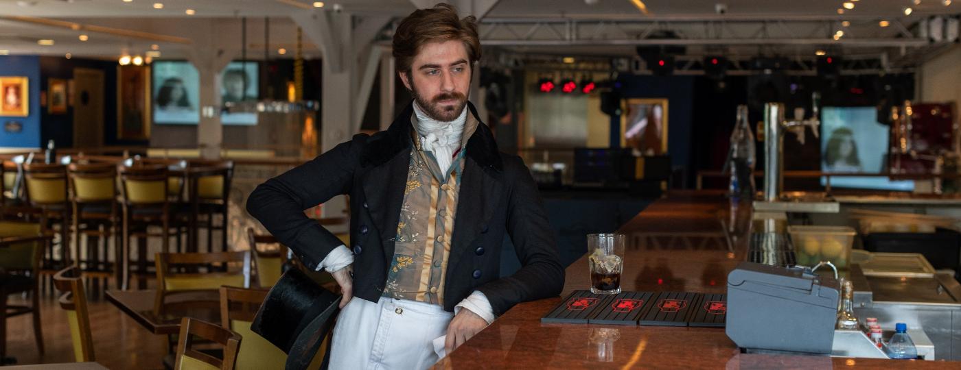Arthur Adams, pesquisador, 27 anos, produz vestuário masculino do século 19 - Tiago Coelho/UOL