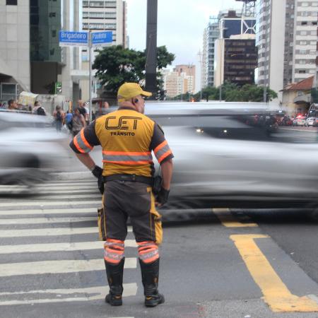 Agente da CET orienta trânsito na avenida Brigadeiro Luis Antônio, na região central de São Paulo