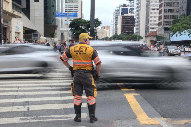 Agente da CET orienta trânsito na avenida Brigadeiro Luis Antônio, na região central de SP