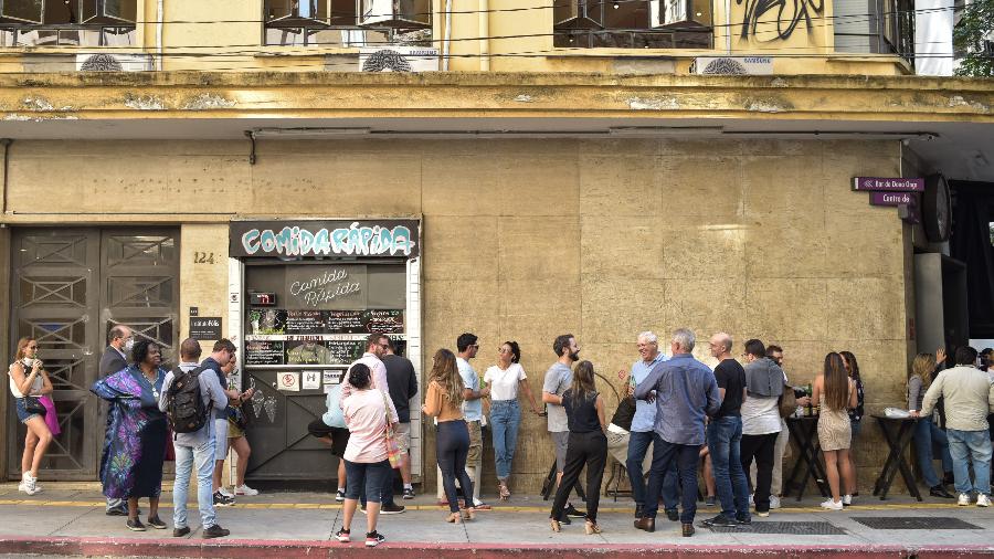 Entorno d'A Casa do Porco Bar, no centro de São Paulo: fila longa e lugares disputados Entorno d'A Casa do Porco Bar, no centro de São Paulo: fila longa e lugares disputados
