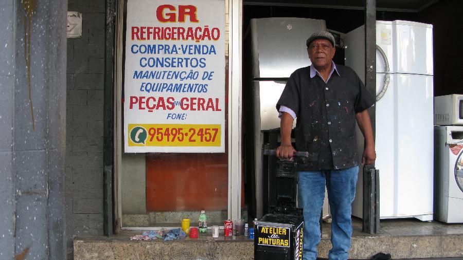 O pintor letrista e cartazista Adelço de Almeida Junior, 75, fez nome nas ruas de SP e agora entra nas melhores galerias da cidade - Matias Oliveira/UOL