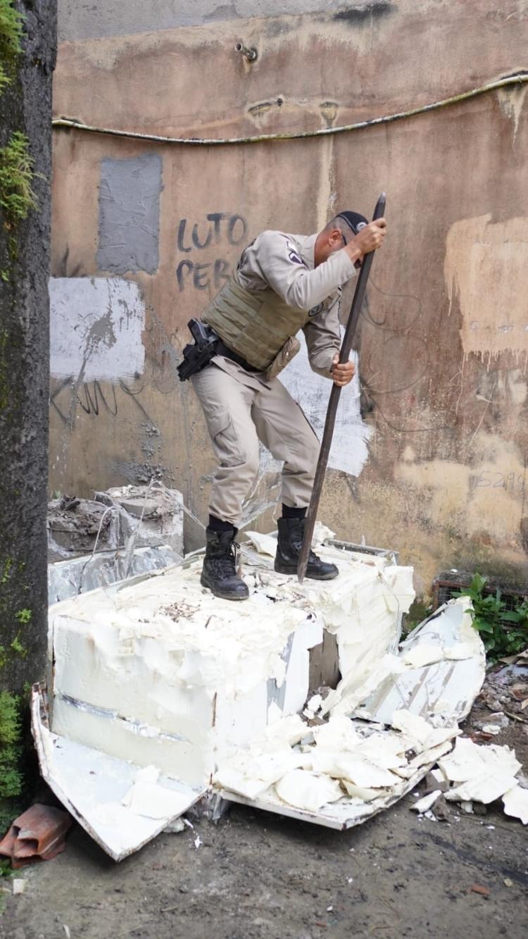 PM quebra barricada montada por facções em Salvador