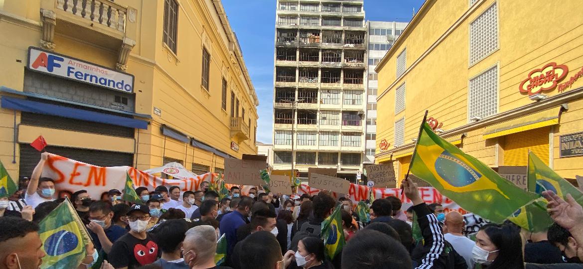 Multidão em frente ao prédio incendiado e prestes a ser demolido nos arredores da rua 25 de Março, no centro de São Paulo - Lucas Veloso/UOL
