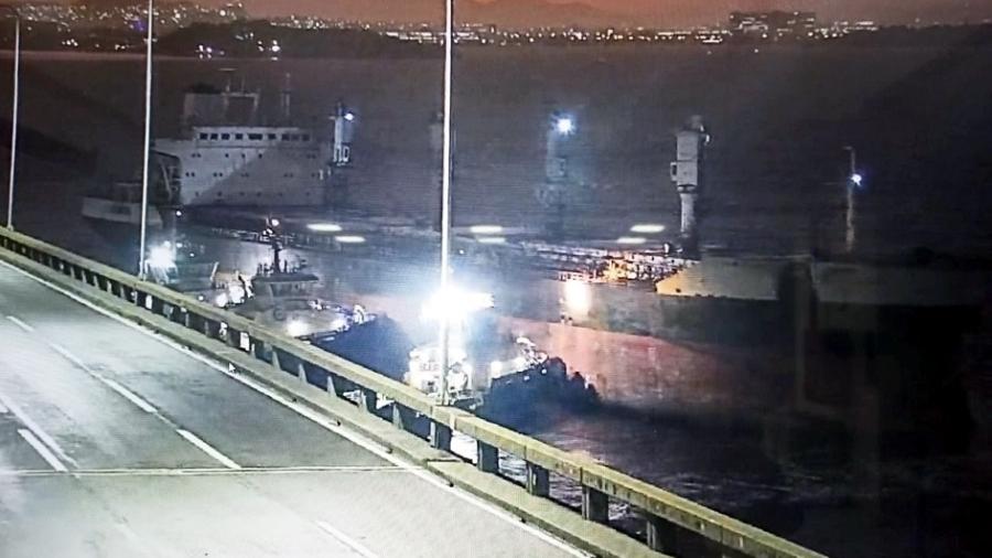 Navio à deriva que bateu na ponte Rio-Niterói, na noite de segunda-feira (14) - Polícia Rodoviária Federal / Divulgação