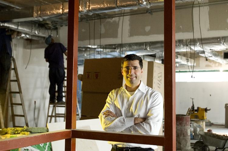 André Esteves posa na sede do BTG, em 2008, ainda em obras