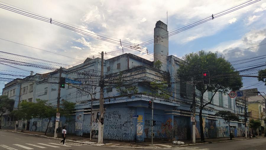 Fachada art déco do antigo teatro Záccaro, no Bixiga (centro de São Paulo), mostra abandono do local com portas e janelas cimentadas - Rodrigo Bertolotto/UOL