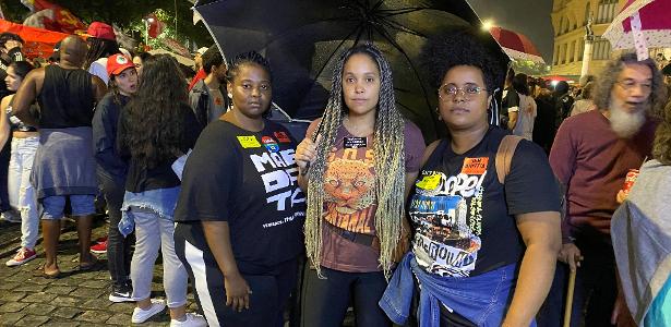 Da esq. para a dir., Taylaine Santana, Nathalia Diniz e Thaianni de Souza, amigas que enfrentaram a chuva para participar do protesto de segunda-feira (9)