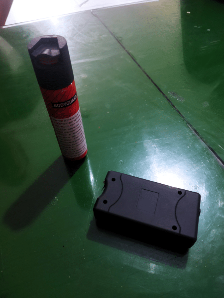 Spray de pimenta e taser, arma de eletrochoque, encontrados com os seguranças em Bento Gonçalves (RS) - Inspeção do Trabalho/MPT-RS