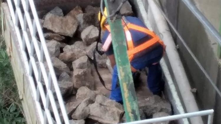 Retirada de pedras para construção de tirolesa no Pão de Açúcar Retirada de pedras para construção de tirolesa no Pão de Açúcar