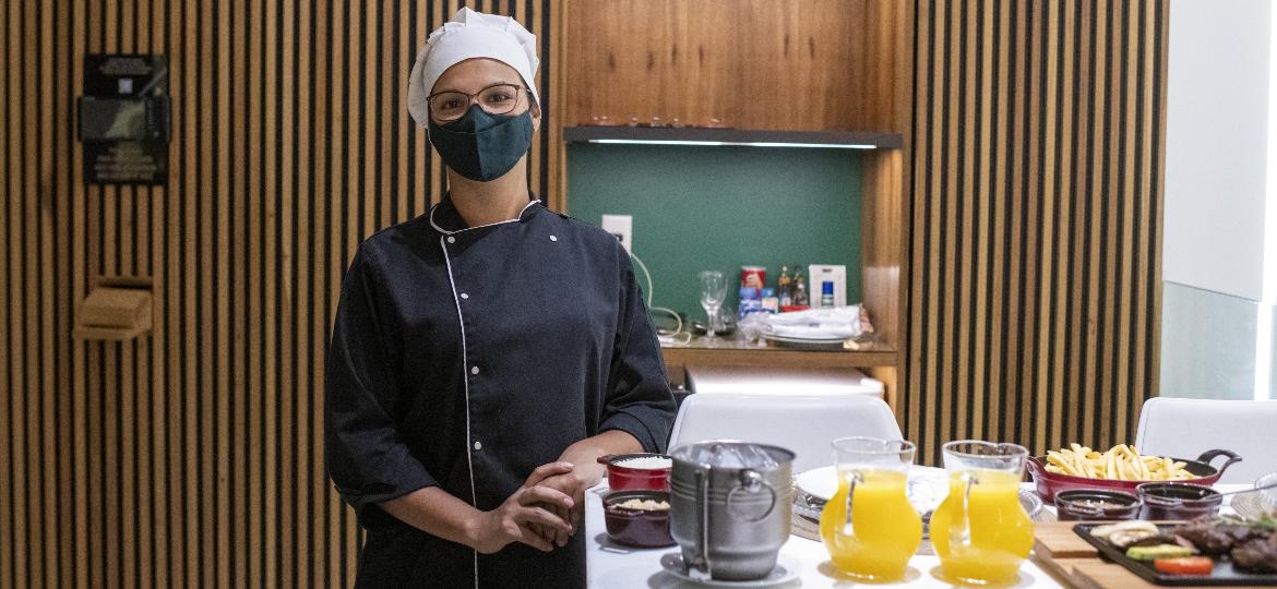 A chef Tatiane Amorim trabalha no Hotel Corinto, na Vila Isabel, na zona norte do Rio - Lucas Landau/UOL