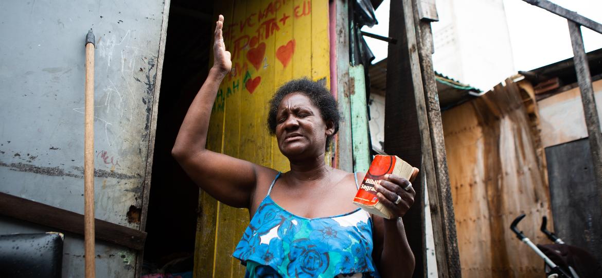 Josinete Matos, moradora da comunidade do Pilar, aguarda a construção de casas populares prometida pela prefeitura de Recife - Clara Gouvêa/UOL