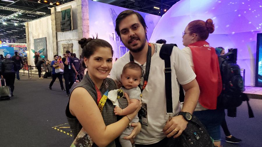 Giovani Zardini, a esposa e seu filho de 3 meses, durante a CCXP 2019 - Kaluan Bernardo/UOL