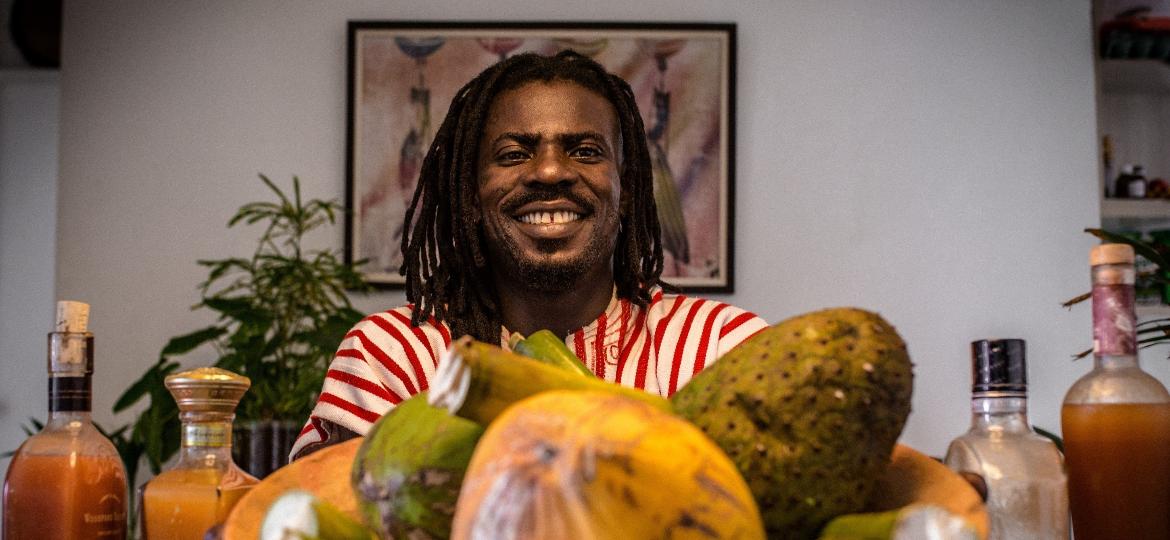 DJ Sankofa, o ganense que produz um programa de rádio sobre sons africanos em Salvador - Nelson Oliveira/UOL