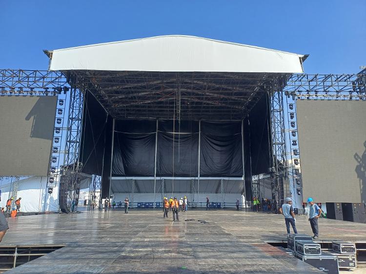 Palco de Madonna é montado na praia de Copacabana, no Rio