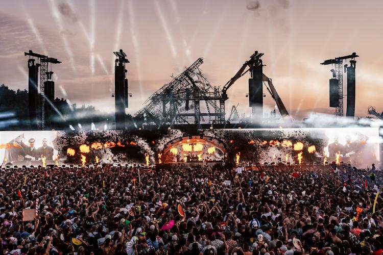 Vestígios do incêndio acabaram virando cenografia (e história) no palco principal do Tomorrowland Bélgica 2025 Vestígios do incêndio acabaram virando cenografia (e história) no palco principal do Tomorrowland Bélgica 2025