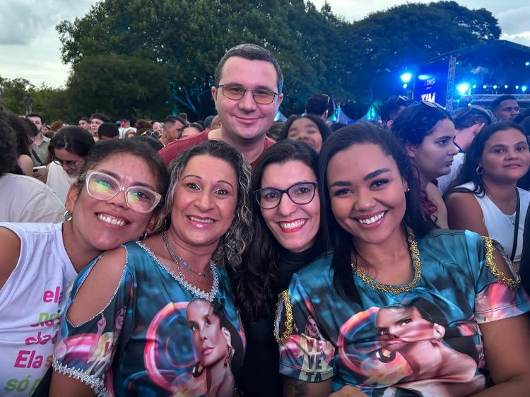 Amigos e fãs de Ivete Sangalo: Maiane Souza, Claudia Sanches, Mayara Ferreira e o marido Rodrigo Moraes Brondani, e Scarlett Bispo Rosa Amigos e fãs de Ivete Sangalo: Maiane Souza, Claudia Sanches, Mayara Ferreira e o marido Rodrigo Moraes Brondani, e Scarlett Bispo Rosa