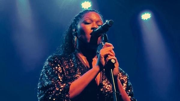 Luedji Luna é uma das mulheres negras que canta no festival Latinidades 2025