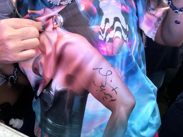 Camisa de Claudia personalizada com rosto de Ivete Sangalo e com autógrafo da cantora Camisa de Claudia personalizada com rosto de Ivete Sangalo e com autógrafo da cantora