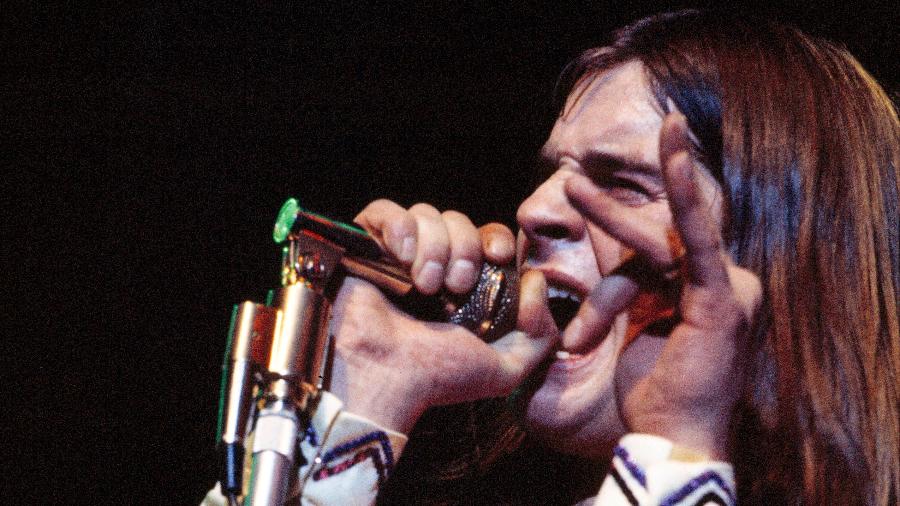Ozzy Osbourne em show do Black Sabbath em 1974, na Dinamarca Ozzy Osbourne em show do Black Sabbath em 1974, na Dinamarca