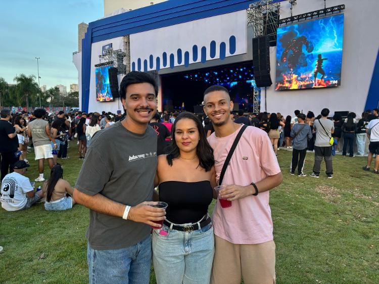 Trio de amigos Rafaela Santana, 25, Pedro Almeida, 22, e Kauê Almeida, 21