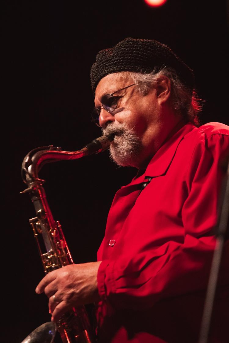 No C6 Fest, Joe Lovano fez shows com formação de quinteto, acompanhado por contrabaixo acústico, saxofone tenor, piano e bateria. No C6 Fest, Joe Lovano fez shows com formação de quinteto, acompanhado por contrabaixo acústico, saxofone tenor, piano e bateria.