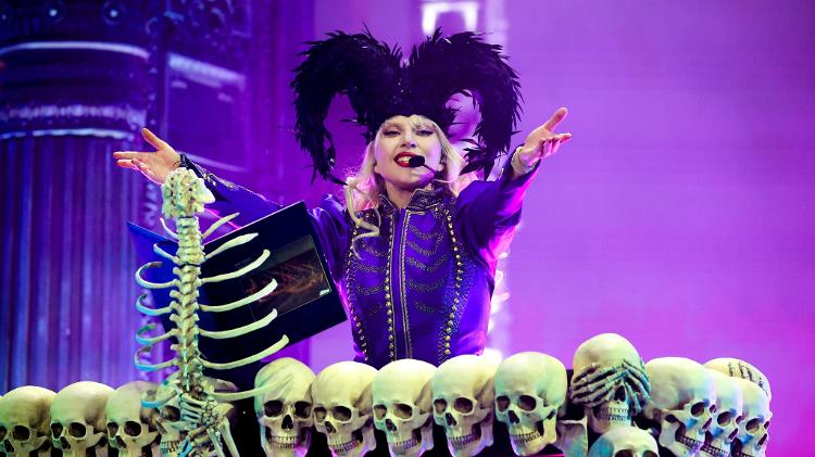 Fãs de Gaga compararam jaqueta e chapéu da cantora com o Capitão Gancho Fãs de Gaga compararam jaqueta e chapéu da cantora com o Capitão Gancho
