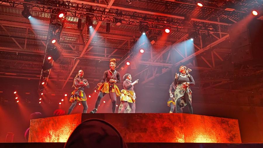 O grupo britânico SAULT na única apresentação ao vivo que se tem notícia, em Londres O grupo britânico SAULT na única apresentação ao vivo que se tem notícia, em Londres